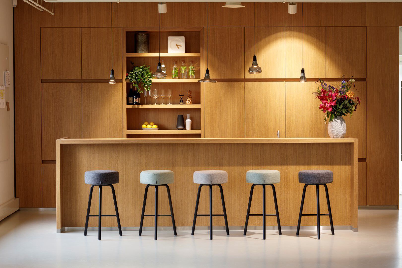 Высокий тканевый стул с подставкой для ног Cascando Pully ARCH-00084132 - Вид №3