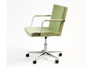 Стул с колесами