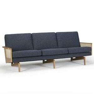 Диван трехместный Egsmark с деревянными подлокотниками, лакированный дуб, темно-голубой