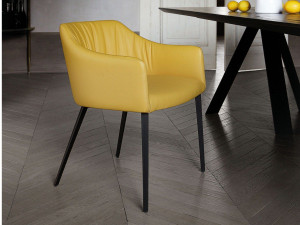 Мягкий стул с подлокотниками