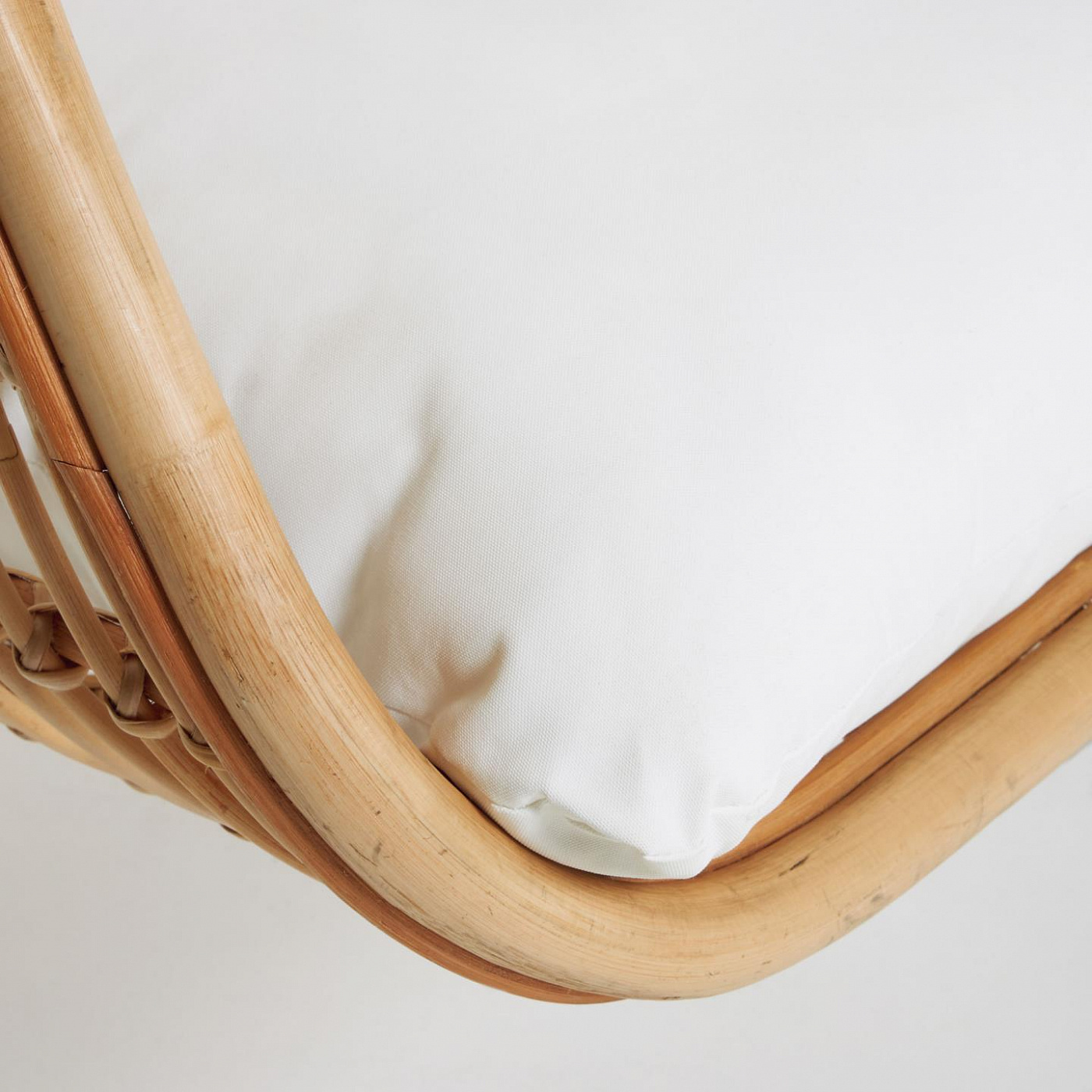 100039 Подвесное кресло ротанг на светло-серой подставке La Forma Ekaterina 