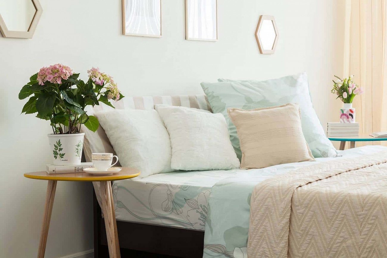 Кофейный столик с деревянными ножками и темно-коричневым кантом "Капля" WOODI  00-3966513 Беленый дуб;бежевый;коричневый  - Вид №3