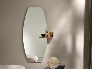 Настенное зеркало с полкой