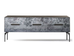 Деревянный шкаф с ящиками