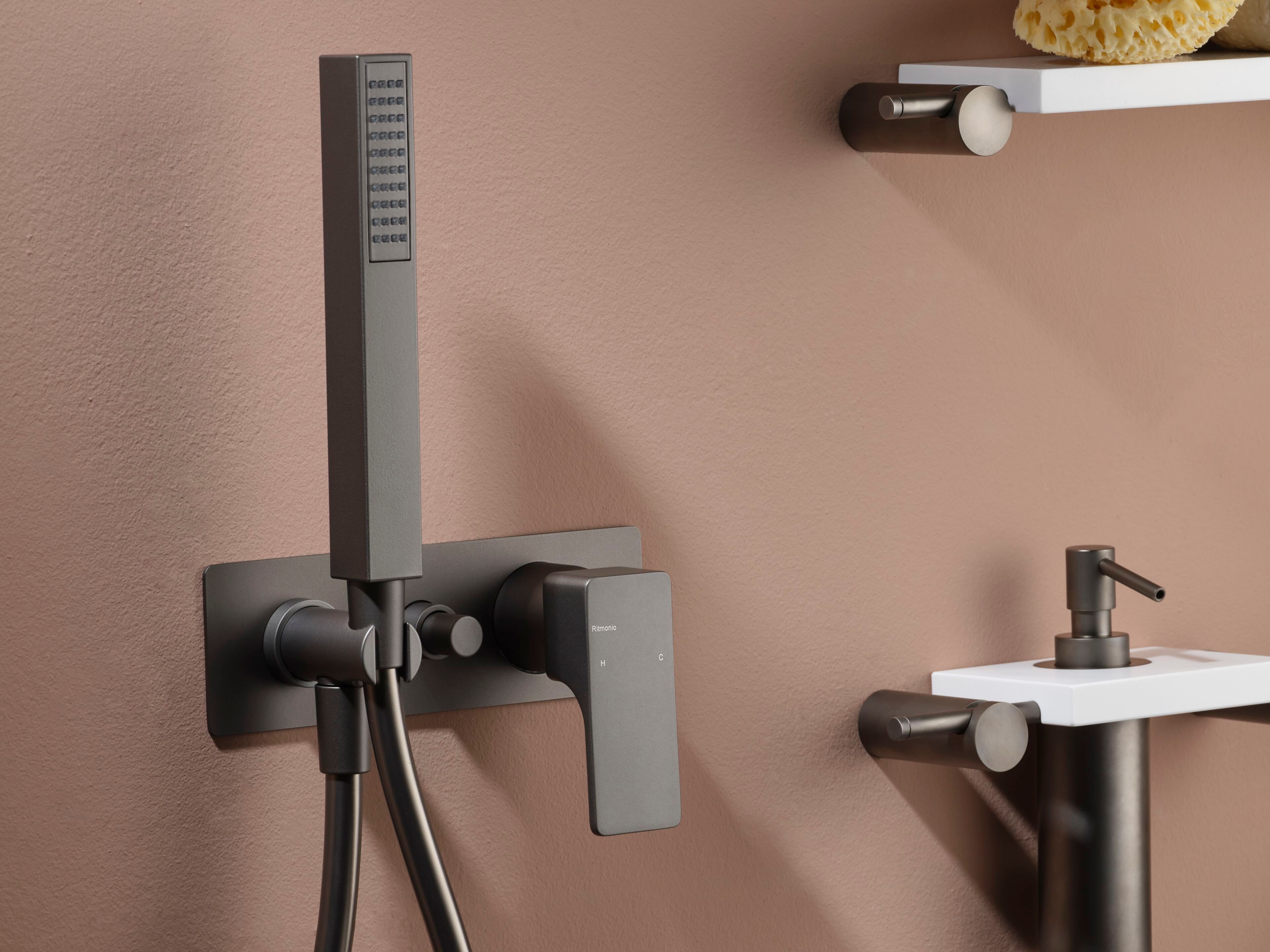 Настенный смеситель для ванны с ручным душем Ritmonio блеск ARCH-00000743