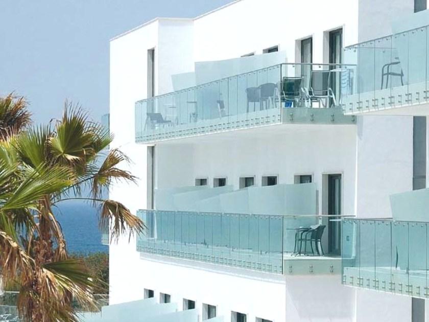 Q-RAILING ITALIA Стеклянный парапет с крепежными шпильками из нержавеющей стали Easy glass® sun-id-1345061 - Вид №1