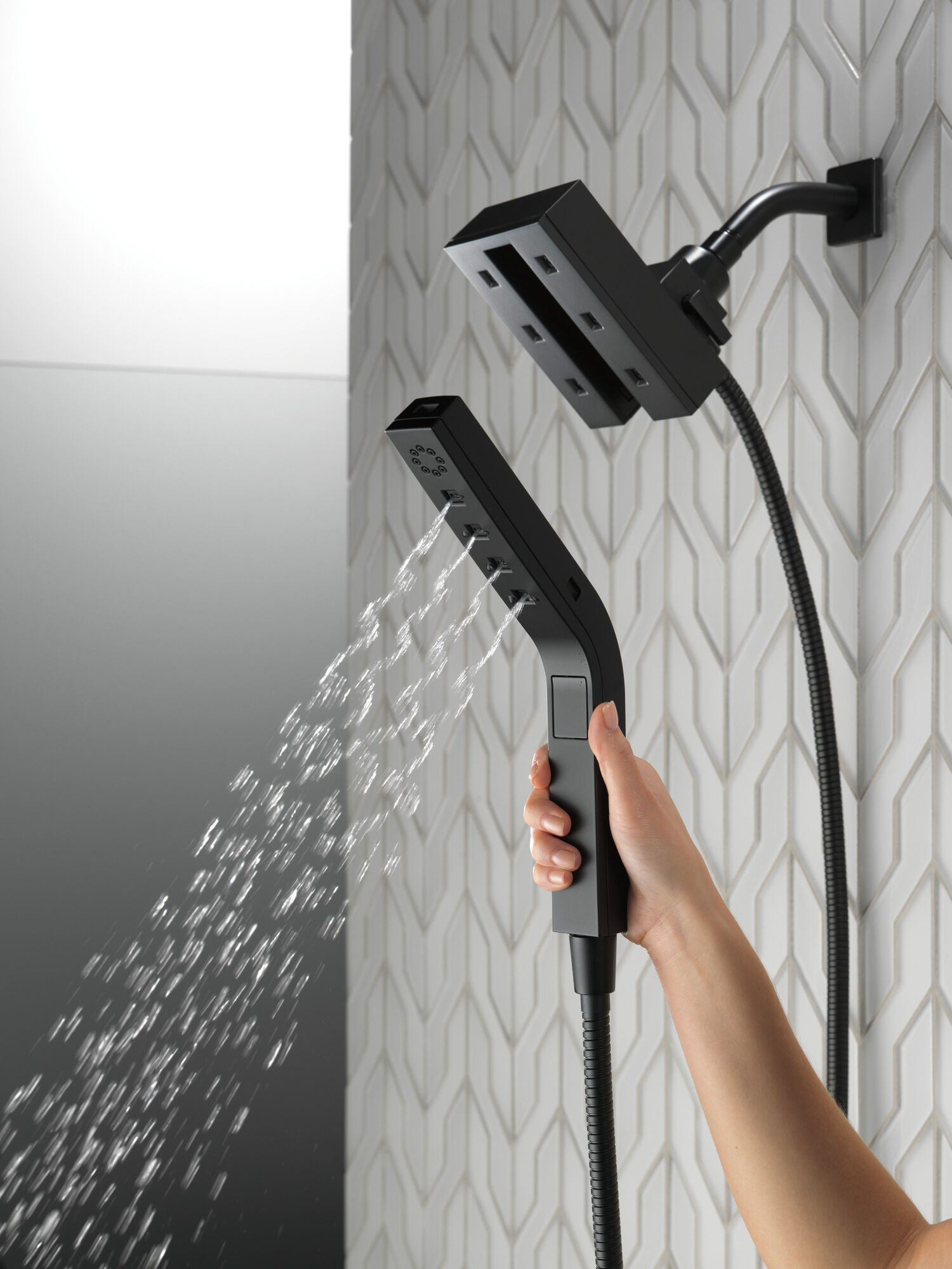 58473-BL25 H2Okinetic® In2ition® Душ два в одном с 4 настройками Delta Faucet Universal Showering Матовый черный  - Вид №5