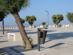 Стойка для мусора с крышкой для наружного использования