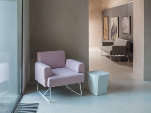 Тканевое кресло с подлокотниками